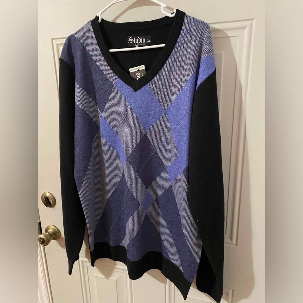Studio Men's Blue and Black Argyle Sweater